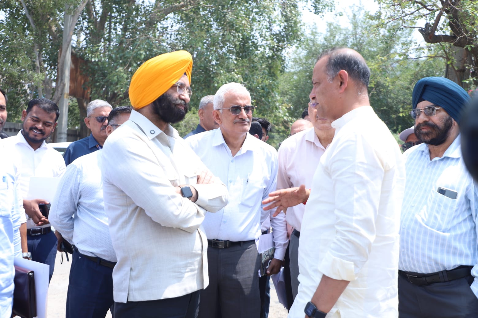 मंत्री इंद्राज और सिरसा ने मुंगेशपुर गांव में प्रदूषण संबंधी समस्याओं का किया निरीक्षण