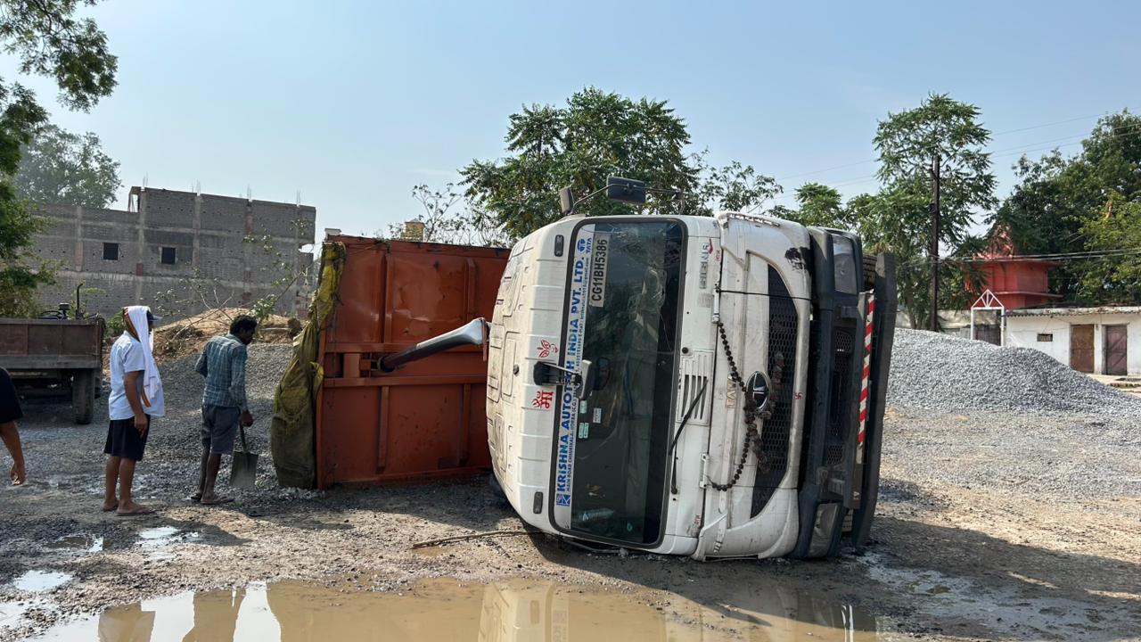 कोरबा: गिट्टी अनलोड करते समय ट्रक पलटा, बड़ा हादसा टला