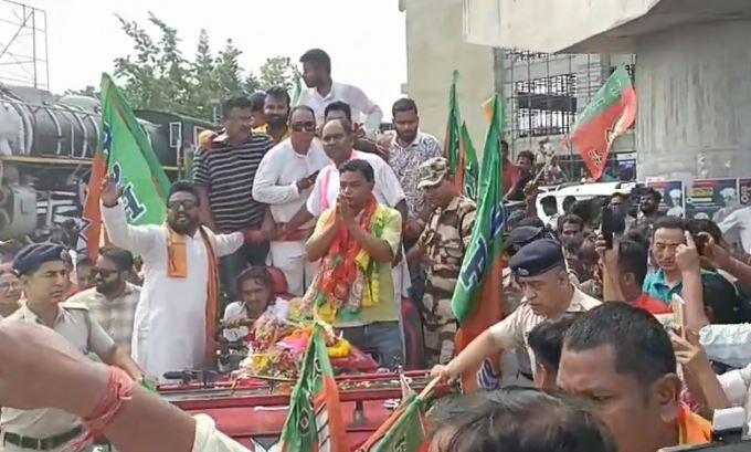 शपथ लेकर लौटे राज्यमंत्री आनंदमय बर्मन का भव्य स्वागत