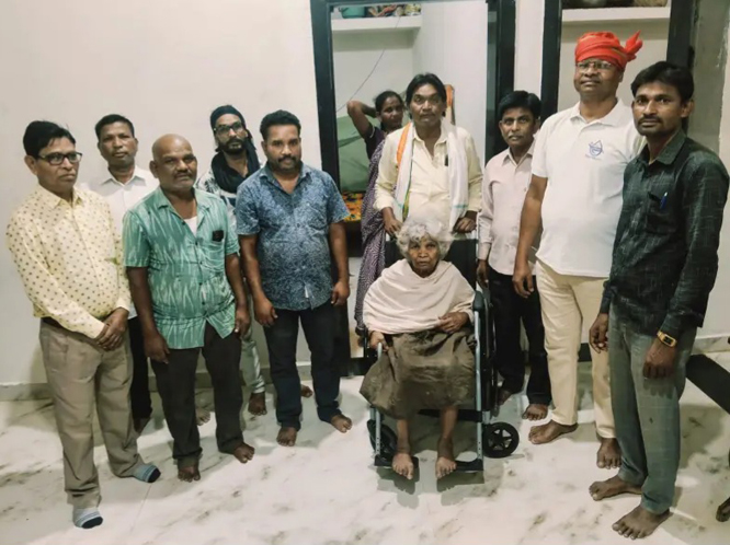 जरूरतमंद लकवा ग्रसित महिला को मिला व्हीलचेयर
