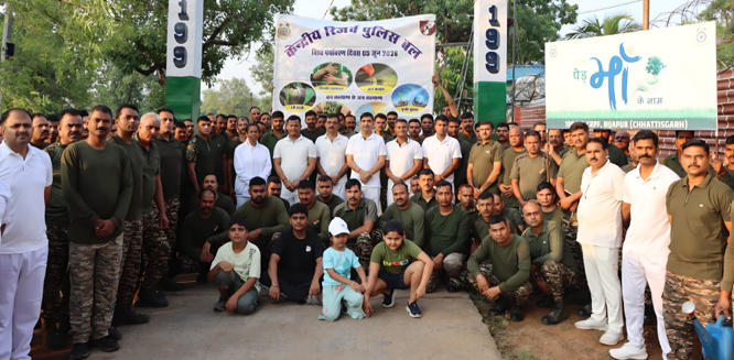 विश्व पर्यावरण दिवस पर सीआरपीएफ के जवानों व ग्रामीणों ने मिलकर किया वृक्षारोपण