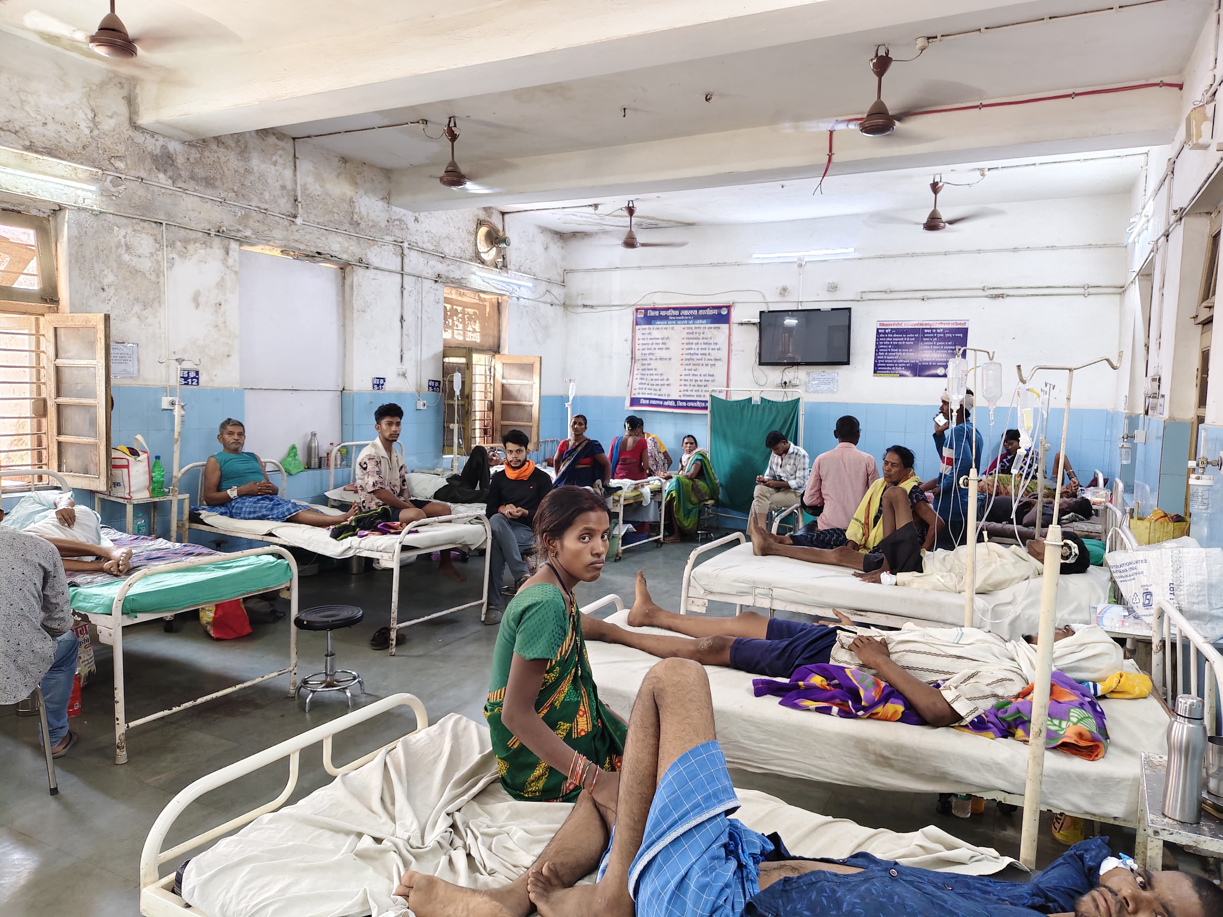 उल्टी-दस्त और डिहाइड्रेशन के मरीज बढ़े, भीषण गर्मी से बिगड़ रही लोगों की सेहत जिला अस्पताल में लगी मरीजों की भीड़