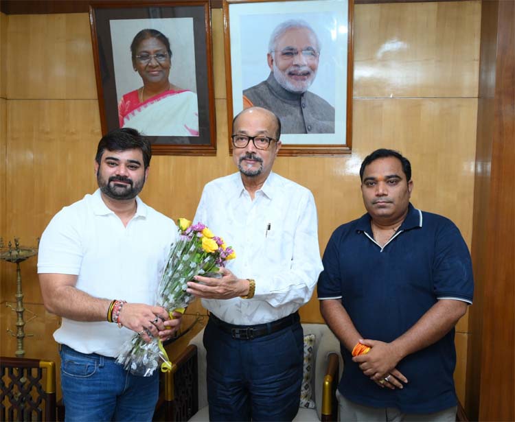 राज्यपाल डेका से छत्तीसगढ़ कायाकिंग-कैनोइंग एसोसिएशन के पदाधिकारियों ने भेंट की