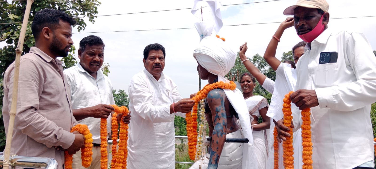 शहादत दिवस पर पूर्व विधायक कोचे मुंडा ने भगवान बिरसा मुंडा को दी श्रद्धांजलि