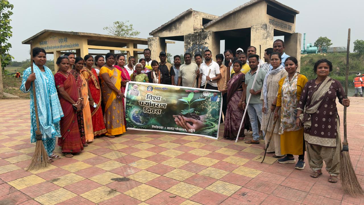 तजना मुक्तिधाम में चला सफाई अभियान, जनप्रतिनिधियों ने किया श्रमदान और पौधारोपण