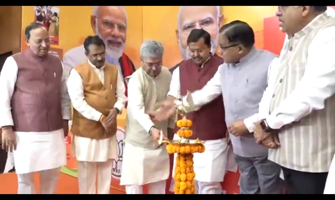 मोदी सरकार के 12 वर्ष पूरे होने पर नितिन नवीन के किया प्रदर्शनी का उद्घाटन