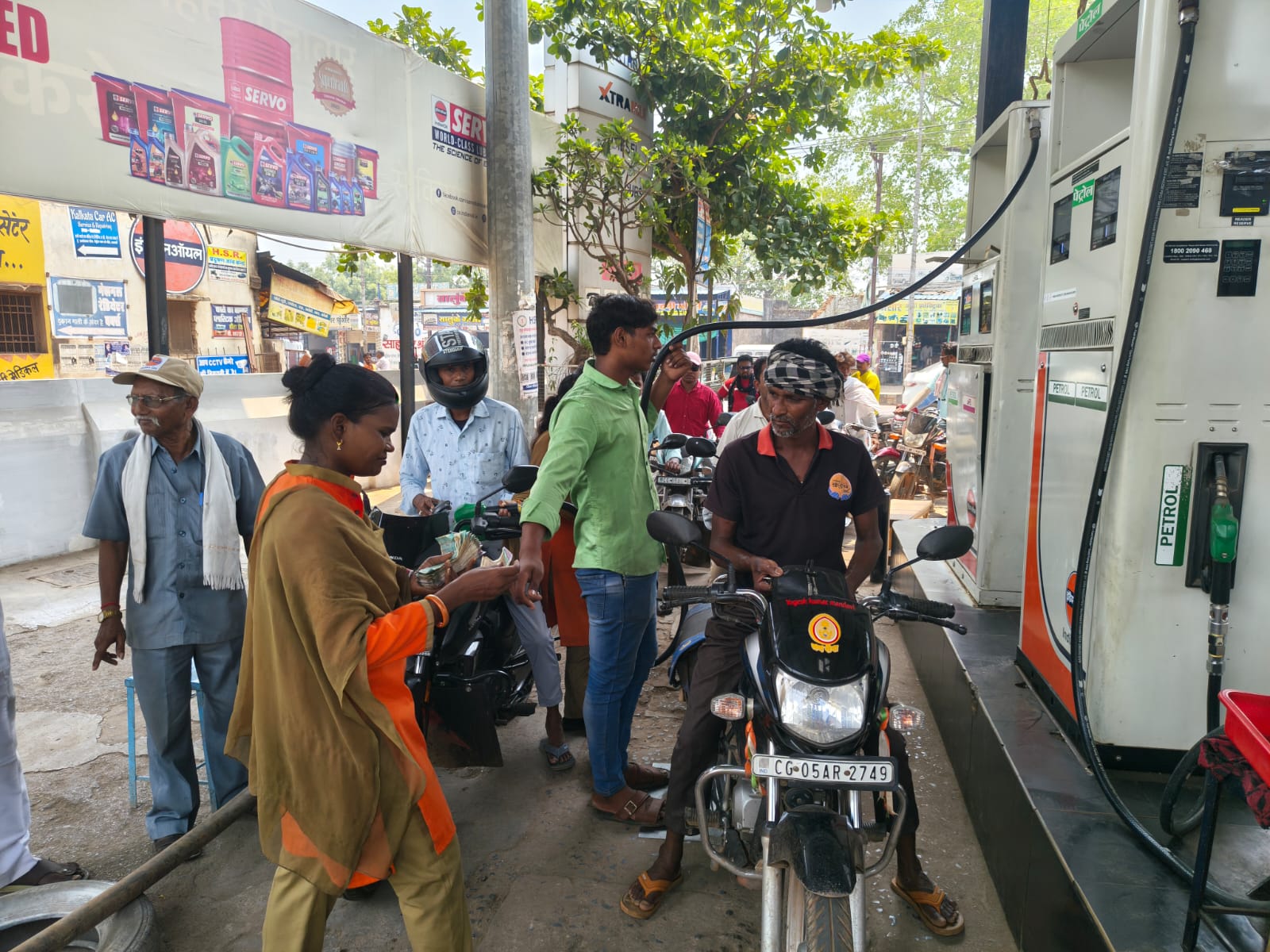 पेट्रोल संकट से धमतरी बेहाल: पंप सूखे, ब्लैक में 140 रुपये लीटर तक पहुंची कीमत