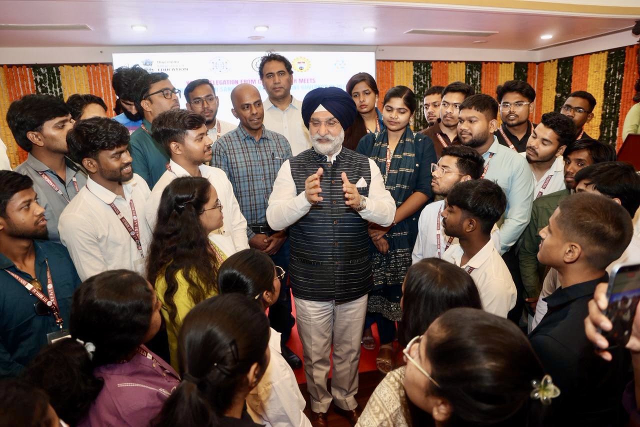 दिल्ली के उपराज्यपाल से छत्तीसगढ़ के 65 युवा प्रतिभागियों के प्रतिनिधिमंडल ने की मुलाकात