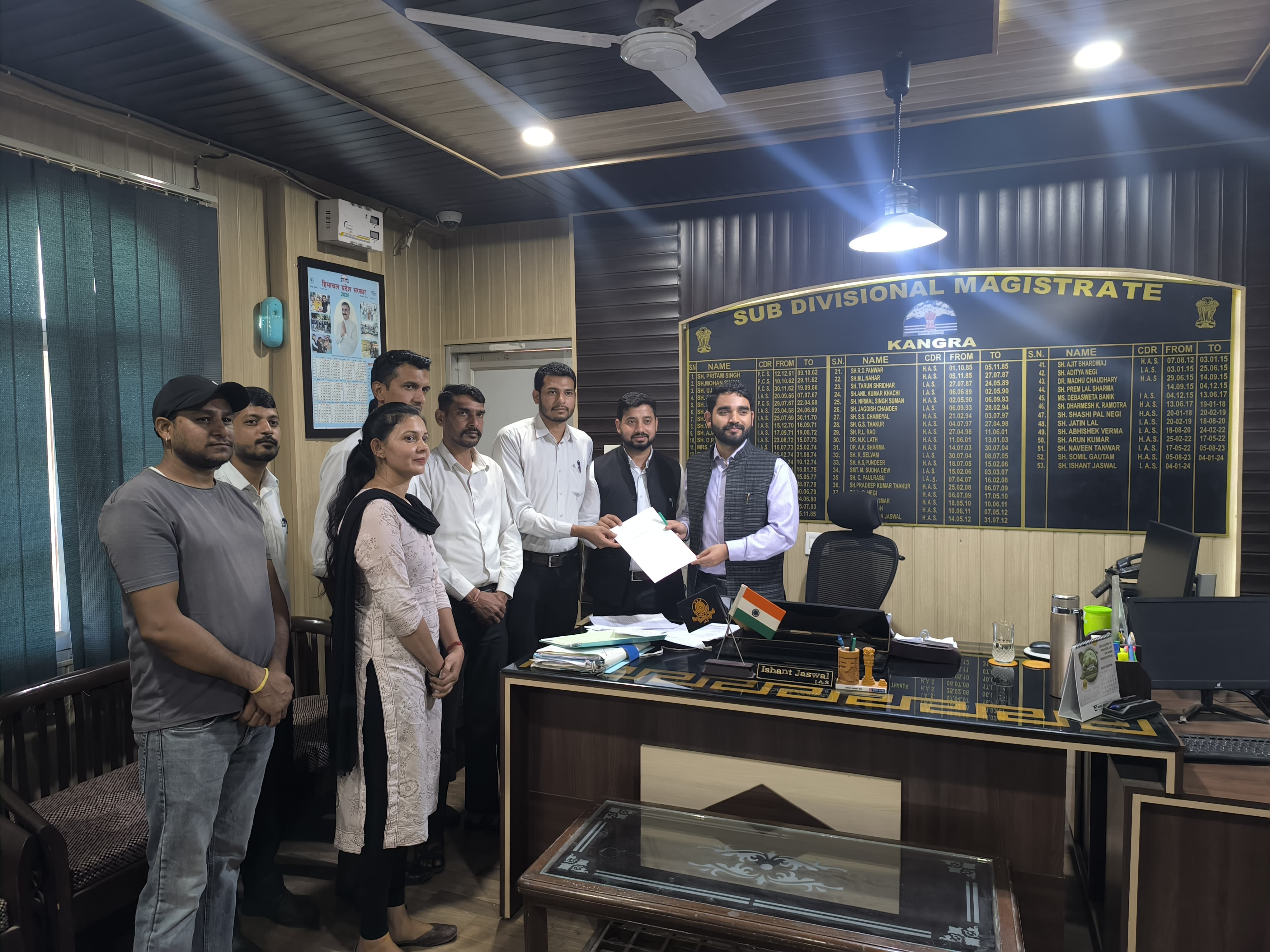 कांगड़ा&ndash;दौलतपुर टनल सड़क की बदहाल स्थिति को लेकर अधिवक्ताओं ने एसडीएम कांगड़ा को सौंपा ज्ञापन