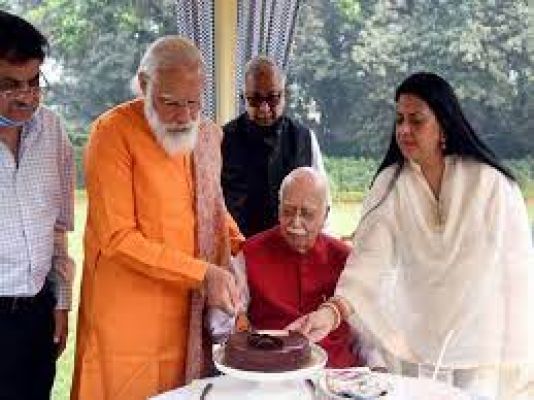 प्रधानमंत्री मोदी ने लालकृष्ण आडवाणी से मुलाकात कर दी जन्मदिन की बधाई