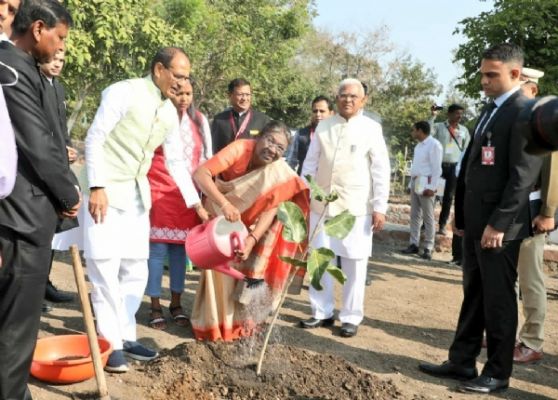 मप्रः मुख्यमंत्री शिवराज सिंह चौहान ने राष्ट्रपति के साथ किया पौधरोपण