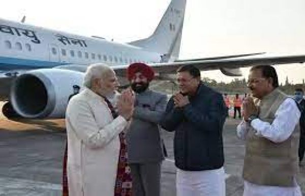 वाराणसी पहुंचे प्रधानमंत्री, एयरपोर्ट पर राज्यपाल व मुख्यमंत्री ने किया स्वागत