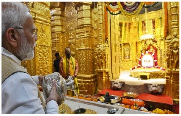 प्रधानमंत्री ने सोमनाथ मंदिर में की पूजा-अर्चना