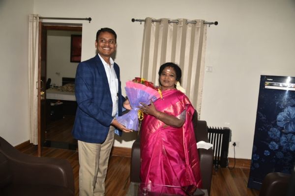 तेलंगाना की राज्यपाल पहुंची वाराणसी, जिलाधिकारी ने किया स्वागत