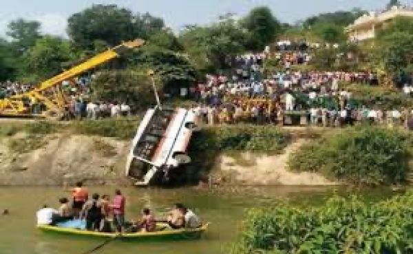 हिप्र के बिलासपुर में पर्यटक बस पलटी, 16 घायल