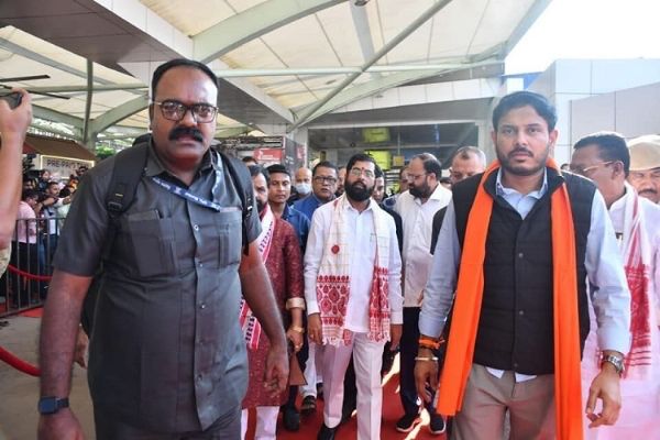 महाराष्ट्र के मुख्यमंत्री एकनाथ शिंदे ने सांसदों व विधायकों के साथ मां कामाख्या का लिया आशीर्वाद