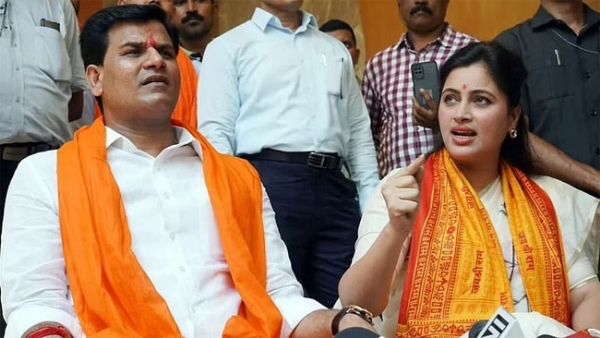 हनुमान चालीसा विवाद मामले में सांसद नवनीत राणा और उनके पति के विरुद्ध वारंट जारी