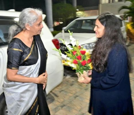 केन्द्रीय मंत्री निर्मला सीतारमण ने केदार घाट, हनुमान घाट पर पूजा अर्चना की