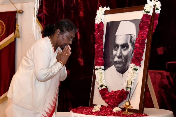 राष्ट्रपति ने डॉ. राजेंद्र प्रसाद को पुष्पांजलि अर्पित की