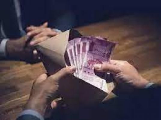 मनी लॉन्ड्रिंग मामले में फरार आरोपित ने ईडी दफ्तर में किया आत्मसमर्पण