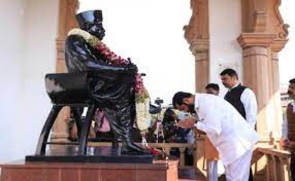 मुख्यमंत्री एकनाथ शिंदे पहुंचे संघ कार्यालय