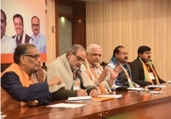 हर पात्र व्यक्ति को दिलाएं सरकार की योजनाओं का लाभ : बीएल संतोष