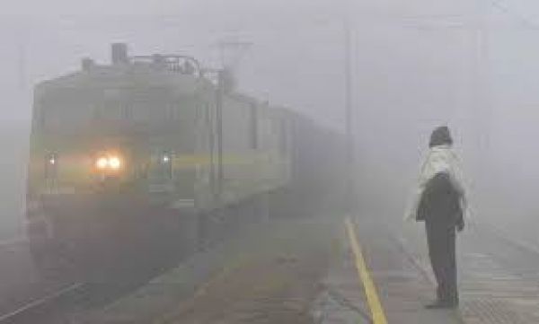कोहरे की वजह से 32 से अधिक ट्रेन चल रही हैं लेट