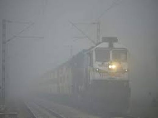 दिल्ली में कोहरे का कर्फ्यू, ठंड से कांपा उत्तर भारत, सड़क, रेल, हवाई यातायात प्रभावित
