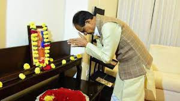 मुख्यमंत्री चौहान ने राष्ट्रीय युवा दिवस पर स्वामी विवेकानंद को किया नमन