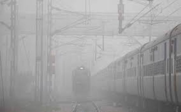 रेलवे ने कोहरे की वजह 297 ट्रेनों को निरस्त किया