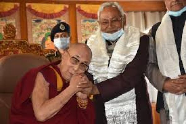 दलाई लामा ट्रस्ट ने मुख्यमंत्री राहत कोष में दिए 20 लाख रुपये