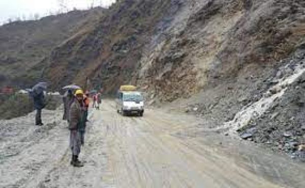 श्रीनगर-सोनमर्ग-गुमरी राजमार्ग फिसलन की वजह से बंद