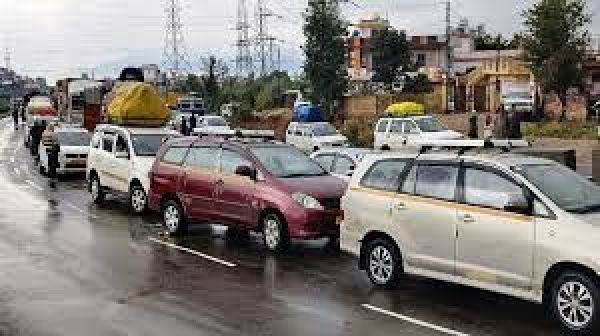 जम्मू-श्रीनगर राष्ट्रीय राजमार्ग पर भूस्खलन, वाहनों की आवाजाही बंद