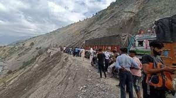 भूस्खलन के चलते जम्मू-श्रीनगर राष्ट्रीय राजमार्ग लगातार दूसरे दिन बंद