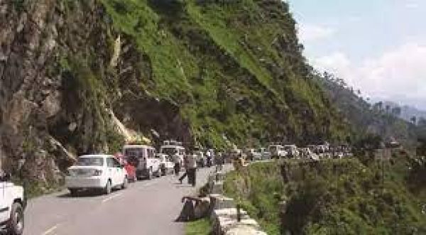 जम्मू-श्रीनगर राजमार्ग छोटे वाहनों के लिए दोनों तरफ से खुला