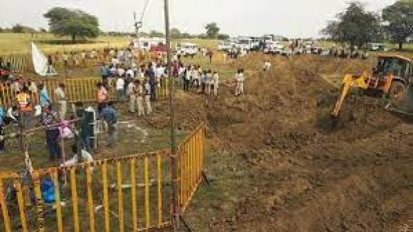 मप्रः बोरवेल में गिरे बच्चे को बचाने के लिए रेस्क्यू जारी