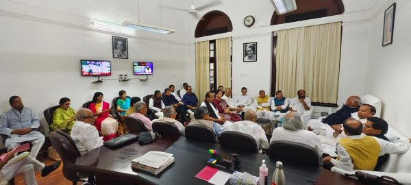 अडाणी मामले पर जेपीसी के गठन से भाग रही है सरकार : खड़गे