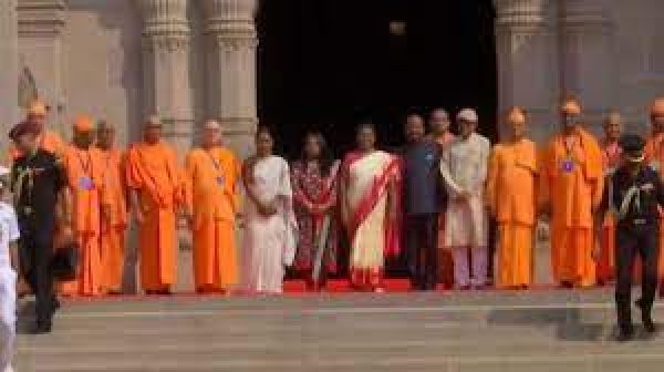 राष्ट्रपति ने किया बेलूर मठ का दौरा