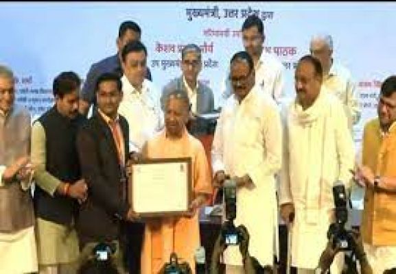 मुख्यमंत्री योगी ने 795 अधिकारियों को बांटे नियुक्ति पत्र