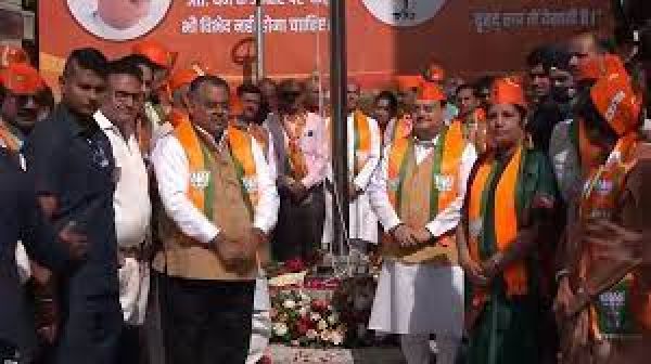 भाजपा के 44वें स्थापना दिवस पर पार्टी अध्यक्ष जेपी नड्डा ने फहराया झंडा