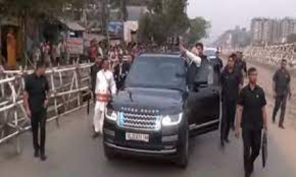 प्रधानमंत्री मोदी ने किया रोड शो, राष्ट्रीय राजमार्ग किनारे खड़े हजारों लोगों ने किया अभिवादन