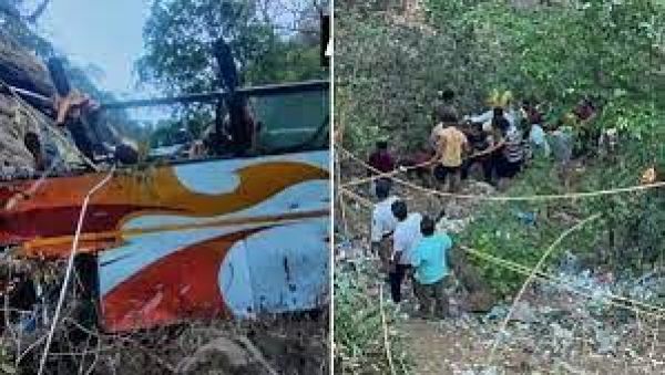 पुणे-मुंबई ओल्ड हाइवे पर बस खाई में गिरी, आठ की मौत, 25 घायल