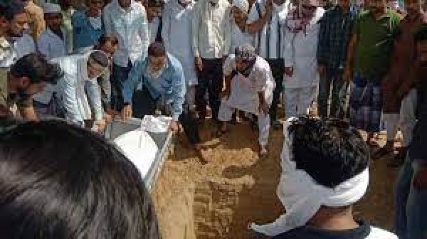 प्रयागराज में कड़ी सुरक्षा के बीच सुपुर्द-ए-खाक किए गए अतीक और अशरफ के शव