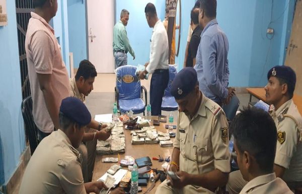 बिहार के किशनगंज से 37 लाख रुपये भारतीय नोट एवं यूएई करेंसी के साथ छह लोग गिरफ्तार