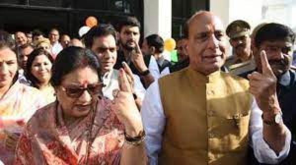 लखनऊ : रक्षामंत्री राजनाथ सिंह ने किया मतदान