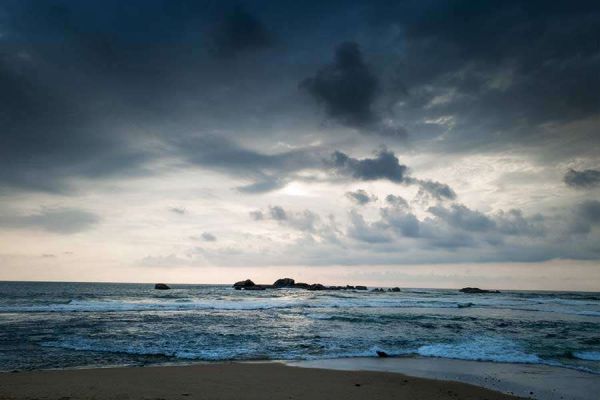 समुद्र में और शक्तिशाली हुआ चक्रवात मोचा, आज शाम से तेज आंधी-तूफान के साथ बारिश की आशंका