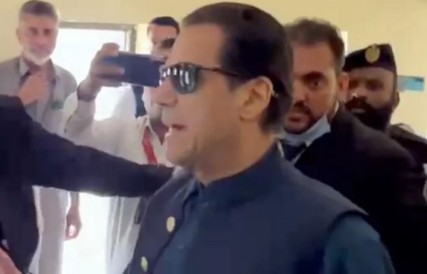 पाकिस्तानी अखबारों सेः इमरान की गिरफ्तारी को गैरकानूनी ठहराए जाने को तरजीह