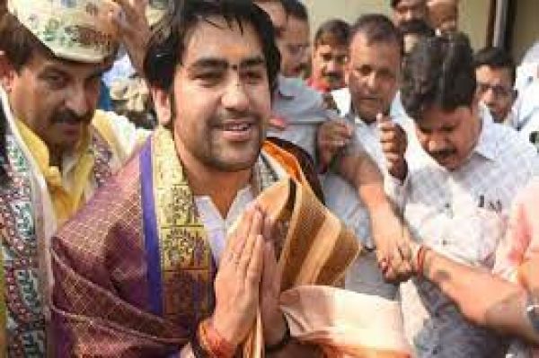 पटना पहुंचे धीरेंद्र कृष्ण शास्त्री, सांसद मनोज तिवारी ने किया स्वागत