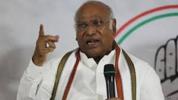 कर्नाटक से दिल्ली लौटे खड़गे, कहा- पहली कैबिनेट में ही पूरे करेंगे 5 वादे