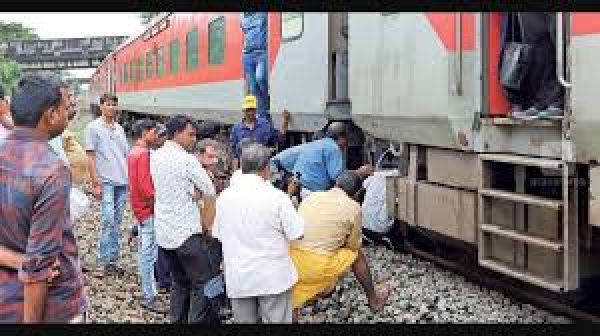 पश्चिम मेदिनीपुर जिले में चलती रेलगाड़ी के डिब्बे हुए अलग, ड्राइवर की सूझबूझ से हादसा टला